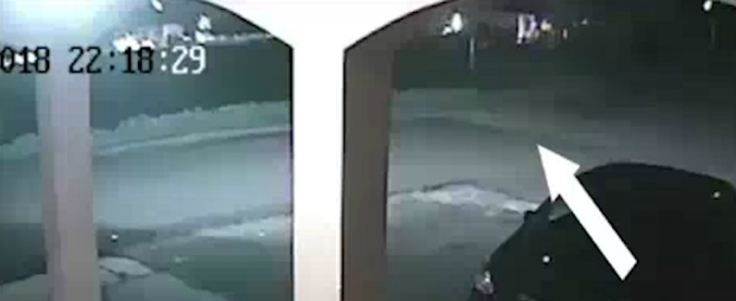 Copertina di Scontro treno-tir, la colonna di mezzi si avvicina al passaggio a livello. Poi l’incidente. Le immagini diffuse dalla polizia