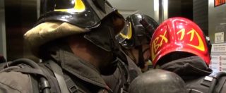 Copertina di Incendio e treno in avaria: i pompieri in azione con maschere antigas e bombole d’ossigeno. Le immagini dell’esercitazione