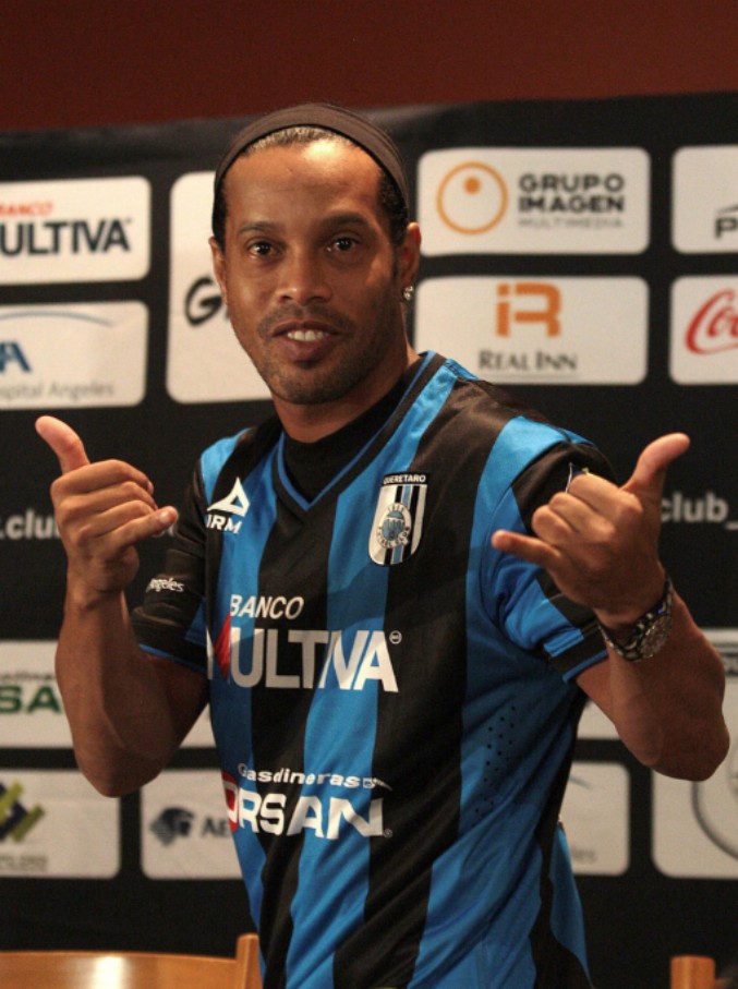 Ronaldinho sposa due donne: la vita da bigamo del calciatore