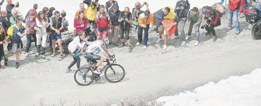 Campione tra la neve - Il britannico Froome durante la fuga - Ansa Froome spiazza il Giro: leggenda da maglia rosa