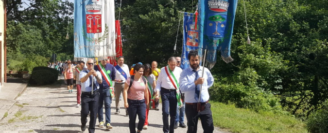 Copertina di Barbiana, in 400 in marcia per ricordare don Milani. Tema della 17esima edizione il rapporto tra genitori e insegnanti