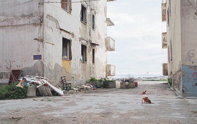 Immondizia vista mare - La discarica sul litorale del Villaggio Coppola a Castel Volturno. Scene di guerra - Palazzi sfasciati, cumuli di rifiuti, televisori, materassi, odori nauseabondi - Foto di Eliano Imperato Da “Gomorra 2” a “Indivisibili”