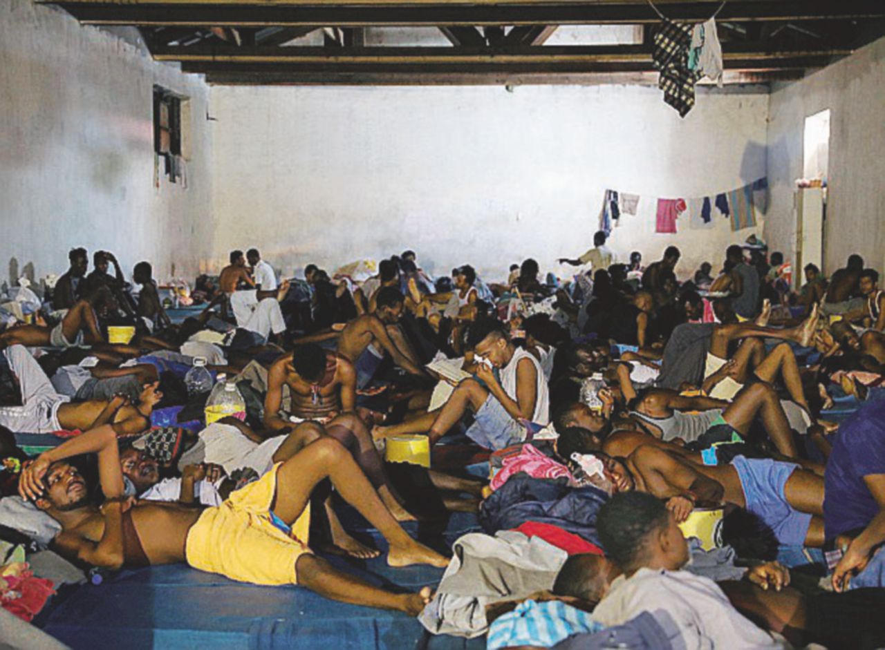 Copertina di Golpe e spari sui migranti: Tripoli affonda