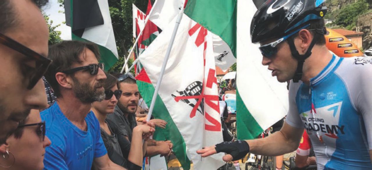 Il team israeliano discute con i No Tav filo-palestinesi I No Tav e i pro Palestina. Poi Froome vince il Giro