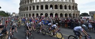 Copertina di Giro d’Italia, i corridori protestano per le buche di Roma: tappa neutralizzata a 7 giri dal termine