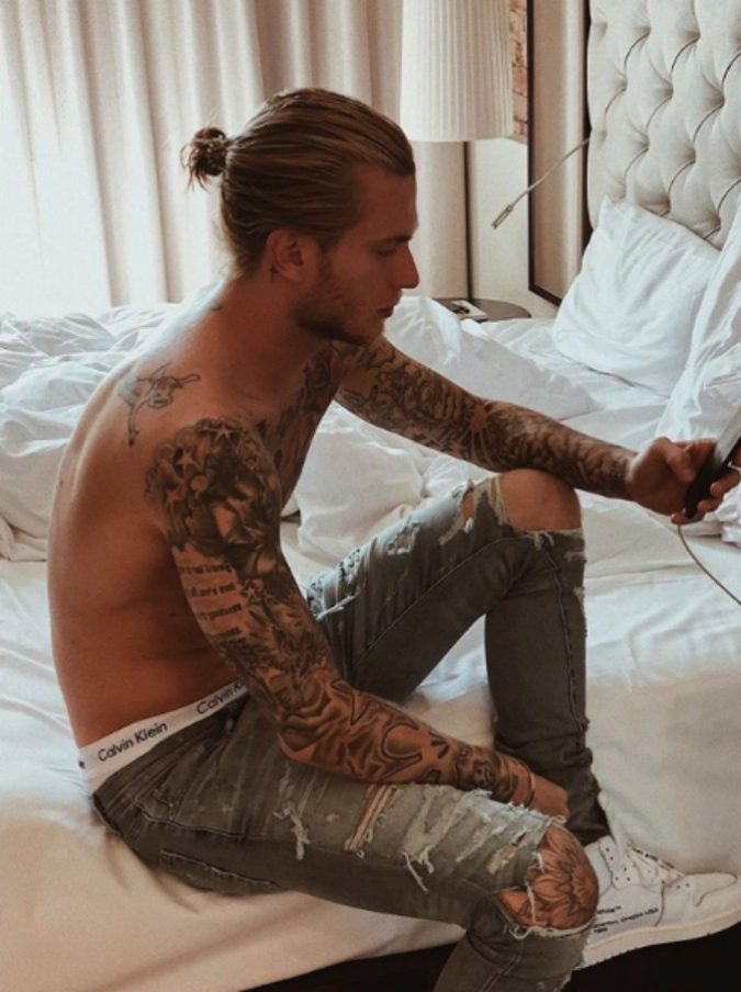 Loris Karius, il portiere del Liverpool e la vita ‘da copertina’: amico di Justin Bieber, fidanzato con una super modella Loris Karius, il portiere del Liverpool e la vita ‘da copertina’: amico di Justin Bieber, fidanzato con una super modella