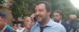 Copertina di Governo, la passeggiata di Salvini a Terni. I sostenitori lo incitano per strada: “Non mollare”
