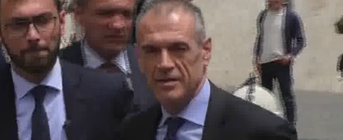 Copertina di Cottarelli contestato alla Camera: “Vogliamo un esecutivo votato dagli italiani”