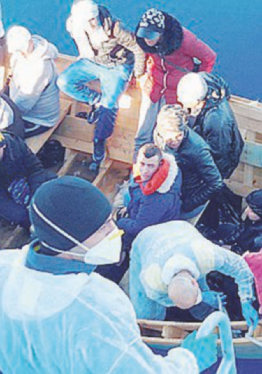 In 48 ore duemila sbarchi in Sicilia. Attentato a Trento