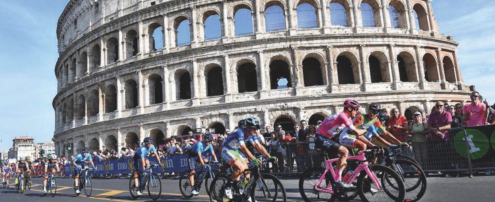 Al Colosseo - L’ultima tappa del Giro d’Italia ieri a Roma - Ansa Il Giro delle polemiche si ferma tra le buche
