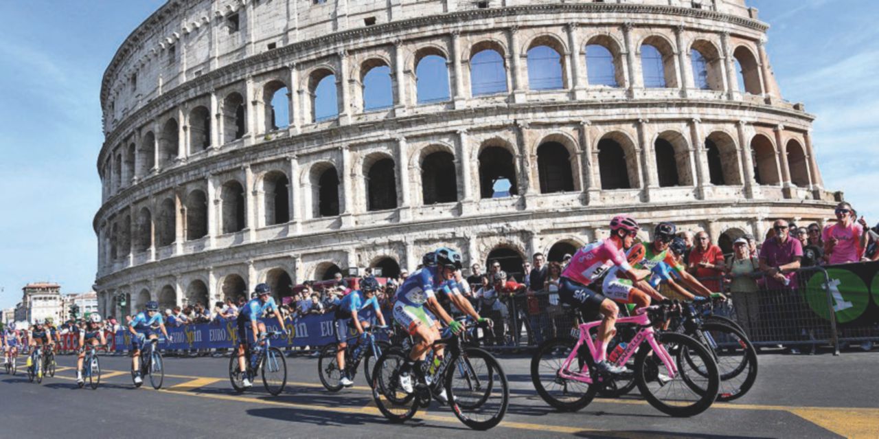 Al Colosseo - L’ultima tappa del Giro d’Italia ieri a Roma - Ansa Il Giro delle polemiche si ferma tra le buche