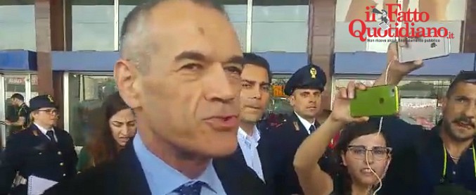 Copertina di Governo, l’assedio dei giornalisti a Carlo Cottarelli: “Missione impossibile? Devo andare al Quirinale”