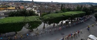 Copertina di Giro d’Italia, giallo su una frase degli organizzatori: “Asfalto di Roma? Ciclisti abituati a correre in condizioni peggiori”