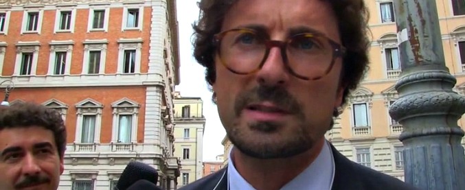 Copertina di Governo, Toninelli: “Mattarella ha violato Costituzione, ha dato un giudizio che non gli competeva”