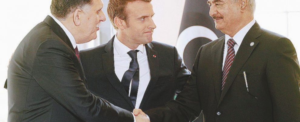 Grandeur - Macron con Serraj e Haftar a Parigi nel luglio 2017 - Ansa Macron paciere conquistatore elezioni per lo scippo petrolifero