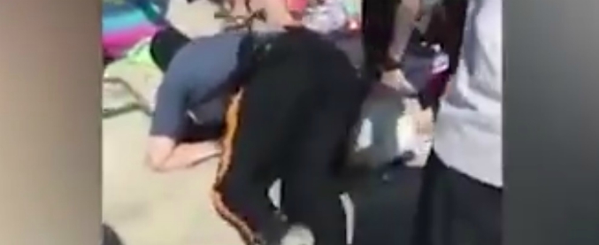 Copertina di Sorpresa a bere birra sulla spiaggia: si rifiuta di collaborare con la polizia, viene presa a pugni e poi arrestata