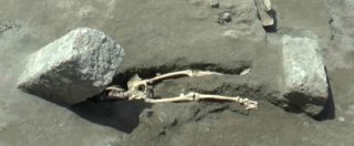 Copertina di Macabra scoperta a Pompei: spunta lo scheletro intatto di un uomo decapitato. Ecco cosa gli è successo