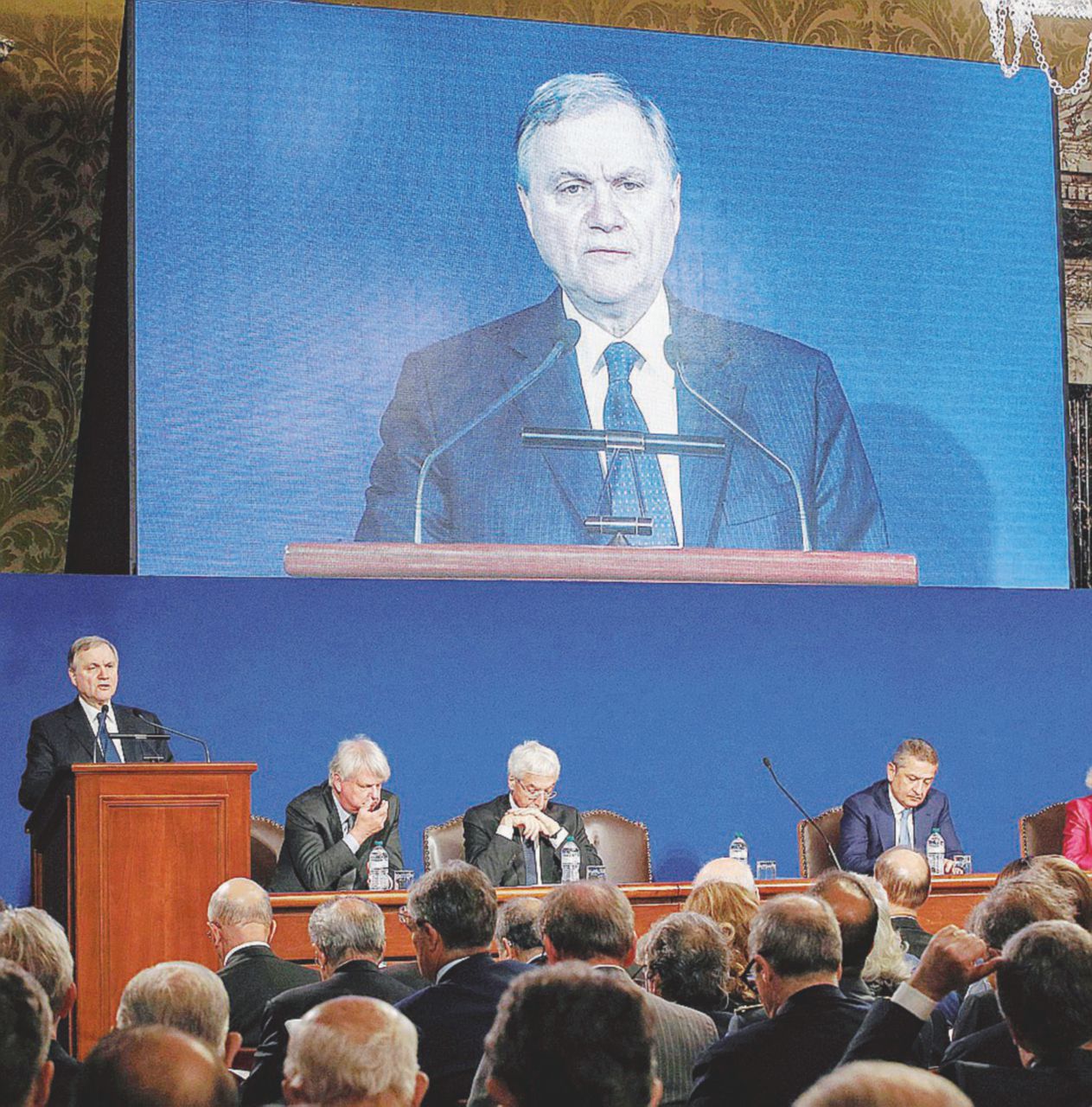 Copertina di Visco si intruppa col Colle e detta il suo programma