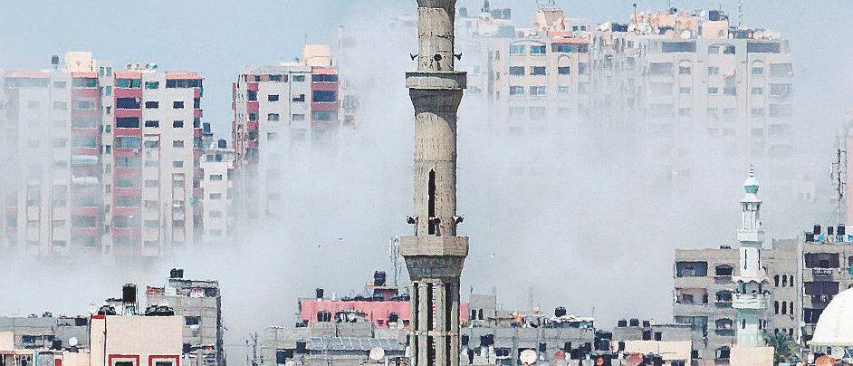 Fuoco e fiamme - Gli effetti di uno dei raid su Gaza City - LaPresse Gaza-Israele: razzi e raid. Resta soltanto la guerra