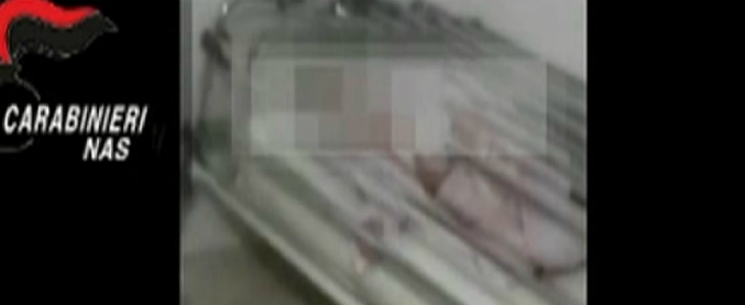 Copertina di Latina, le immagini dell’anziana tenuta “in gabbia”, picchiata e insultata nell’ospizio “lager”: sette arresti