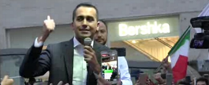 Copertina di Di Maio: “Fateci fare il governo e lo spread scende. Pronti a rivedere le nostre posizioni, il nemico non è il Quirinale”