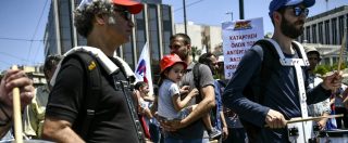 Copertina di Grecia, nuovo sciopero contro l’austerità: chiusi uffici pubblici e scuole, fermi i traghetti e cancellati molti voli