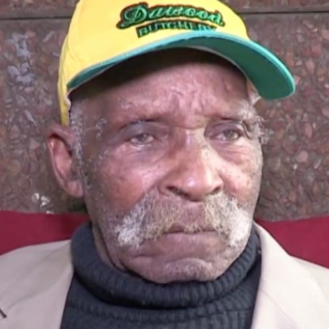 Smette di fumare a 114 anni: la storia di Fredie Blom, che dice di essere l’uomo più vecchio del mondo