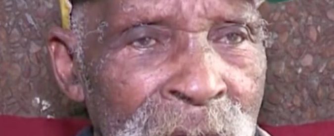 Smette di fumare a 114 anni: la storia di Fredie Blom, che dice di essere l’uomo più vecchio del mondo