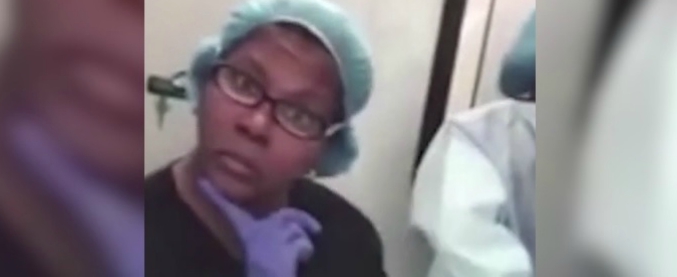 Copertina di Pazienti sotto i ferri? La chirurga non se ne preoccupa: canta e balla come se nulla fosse: i video su Facebook