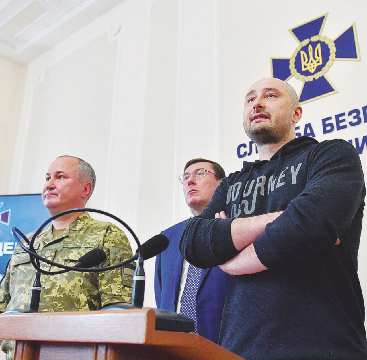 La riapparizione di Arkady Babchenko assieme agli uomini dei Servizi di Kiev Cucù, il reporter non l’hai ucciso più: beffato Putin