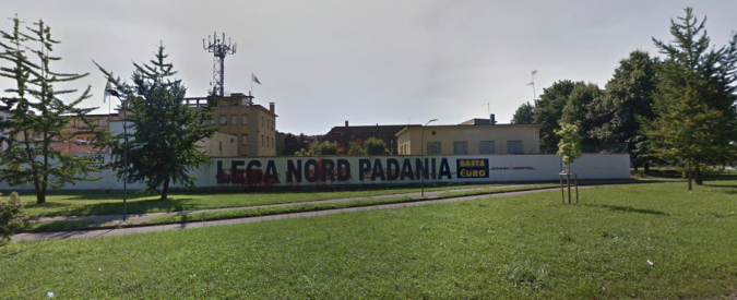 Lega, dal muro di via Bellerio a Milano spariscono le scritte ‘Lega Nord Padania’ e ‘Basta euro’