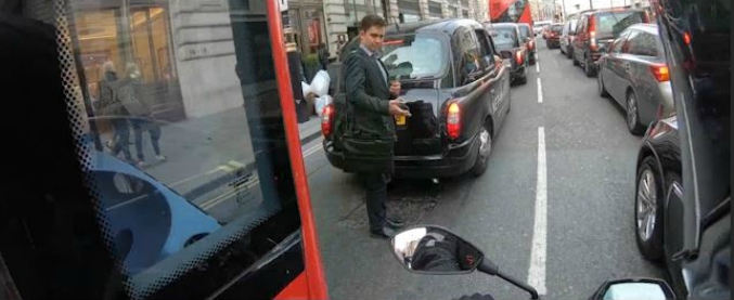 Copertina di Motociclista e autista di autobus, quando l’intesa è perfetta: così salvano il pedone nel traffico di Londra