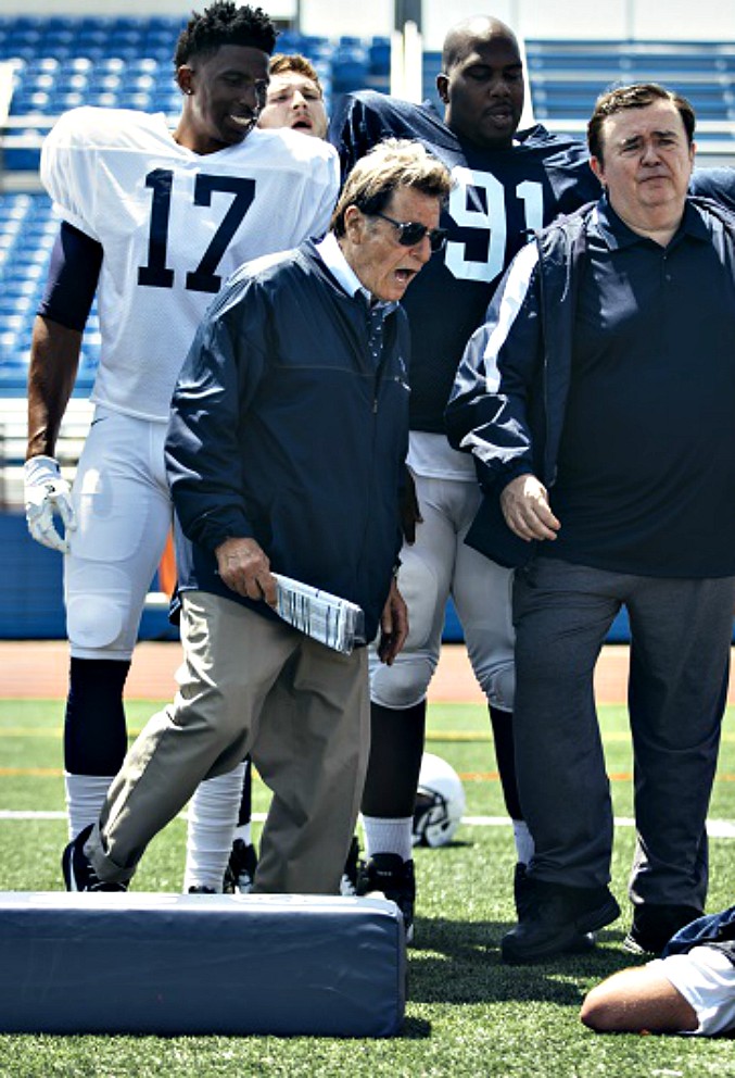 Copertina di Paterno, Al Pacino interpreta il leggendario allenatore americano. Il film in esclusiva su Sky