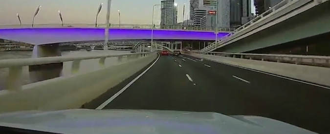 Copertina di Paura in superstrada: l’auto viene colpita da una bottiglia lanciata dal cavalcavia. Il video dalla dashcam