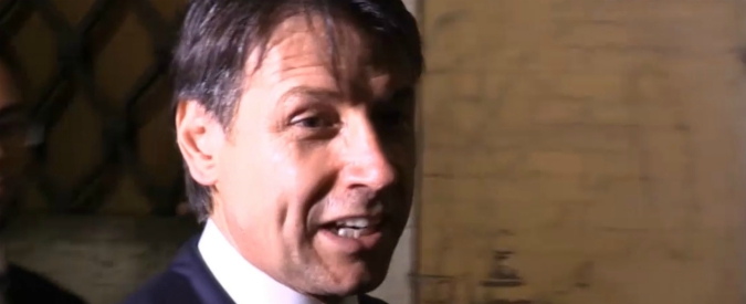 Copertina di Governo, Conte: “Dimostriamo coi fatti che non sarà esecutivo debole”. E i passanti gridano: “Grande presidente”