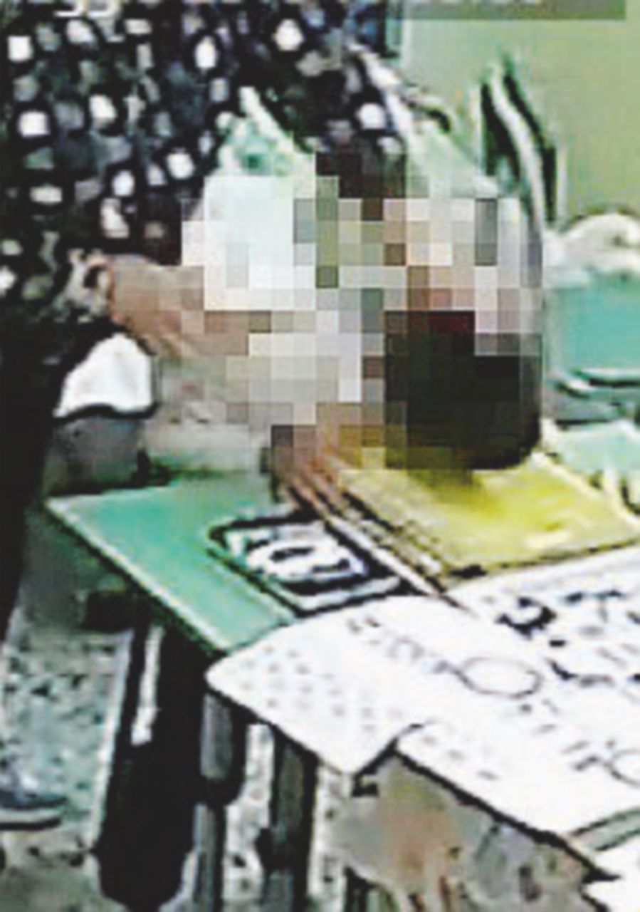 Copertina di Spari contro la casa della maestra sospesa per maltrattamenti