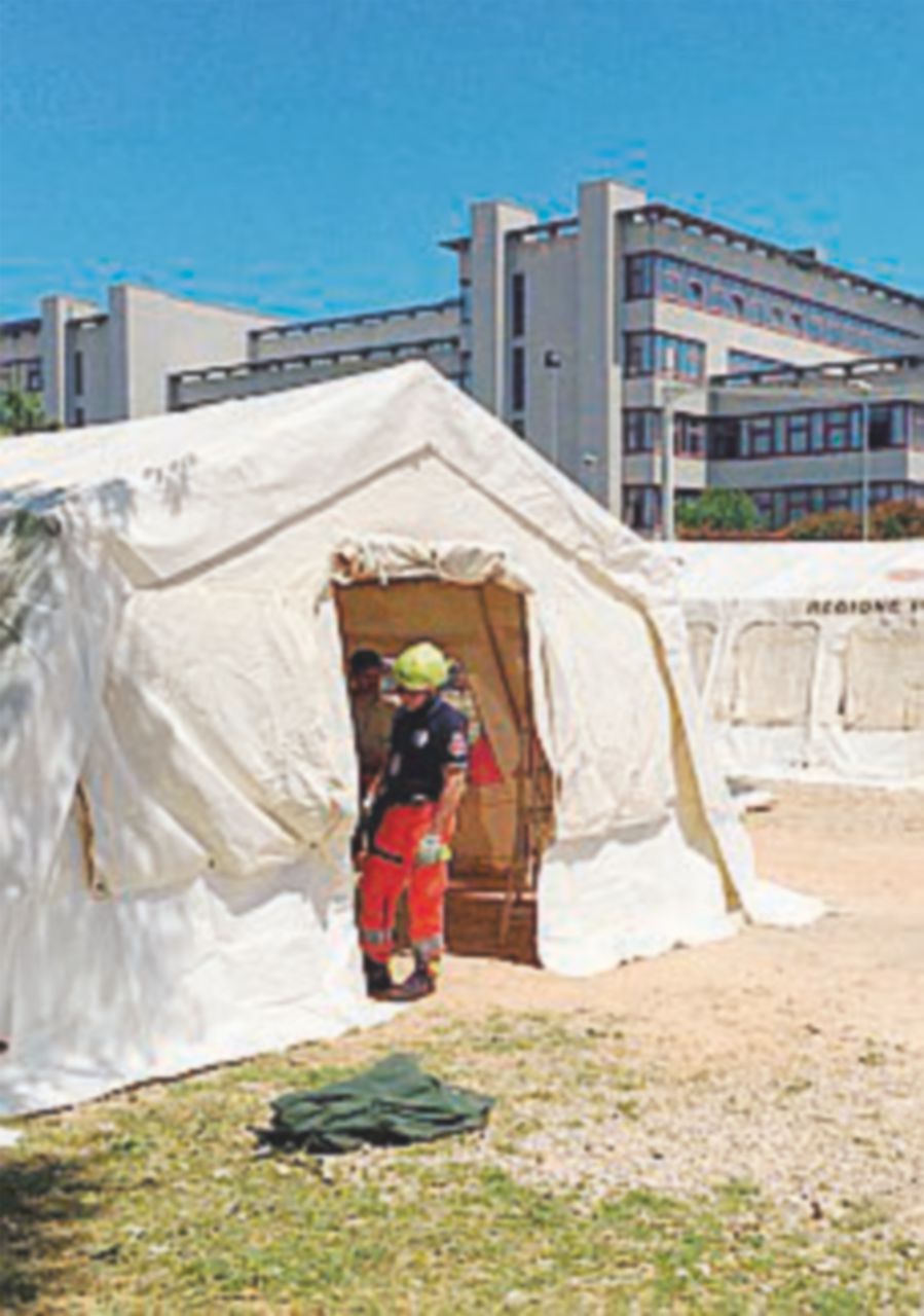 Palagiustizia inagibile. Ora nelle tende ci sono anche i gatti