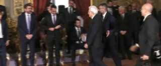 Copertina di Governo, foto di rito con Mattarella: i ministri sono tutti in piedi, ma Salvini resta seduto con le braccia conserte