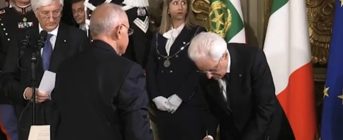 Copertina di Governo, il primo “faccia a faccia” Savona-Mattarella. Il Capo dello Stato dopo il giuramento: “Auguri”