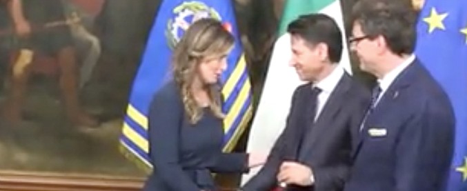 Copertina di L’ultima volta della Boschi a palazzo Chigi e la fugace stretta di mano con Salvini e Di Maio