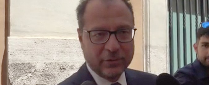 Copertina di Governo, Mulè scherza sul ministro Tria: “È la gioia mia”. Poi: “Non è nostro, la sua storia è scritta. Lo giudicheremo sui fatti”