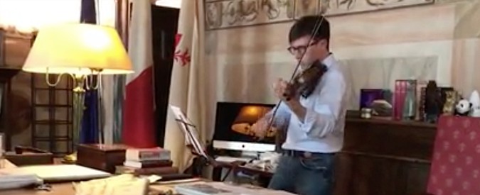 Copertina di Firenze Rocks, il sindaco Dario Nardella al violino interpreta Learn to fly dei Foo Fighters