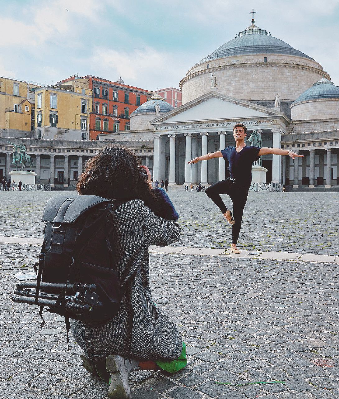 Copertina di “Solo la fotografia ci fa ancora sentire dei vermi”