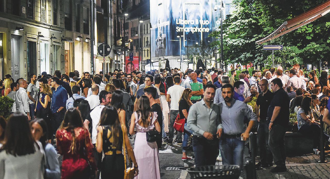 L’industria del tempo libero - Una sera a Milano in zona Largo La Foppa - LaPresse Movida milanese: pizza e hamburger e il debito con i clan