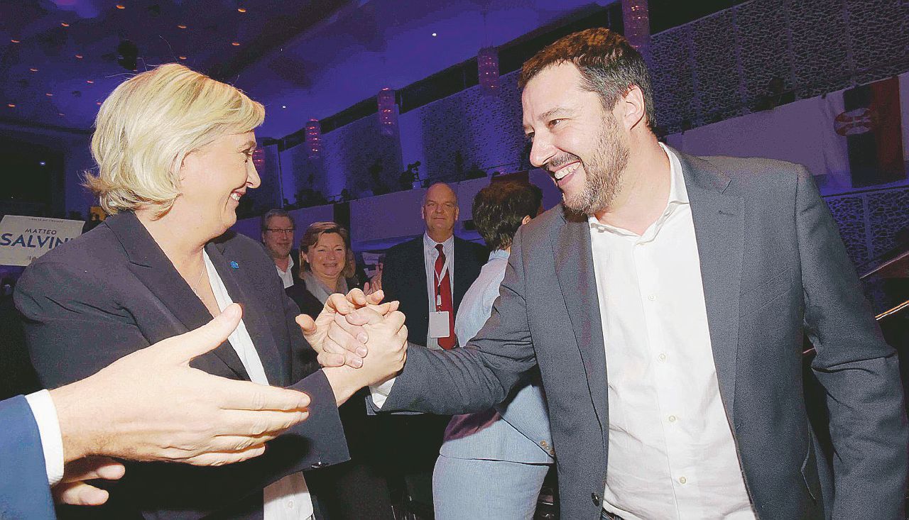 La vie en rose - Marine Le Pen del Front National con Matteo Salvini al vertice delle destre europee - LaPresse Marine Le Pen, la donna che voleva essere Salvini