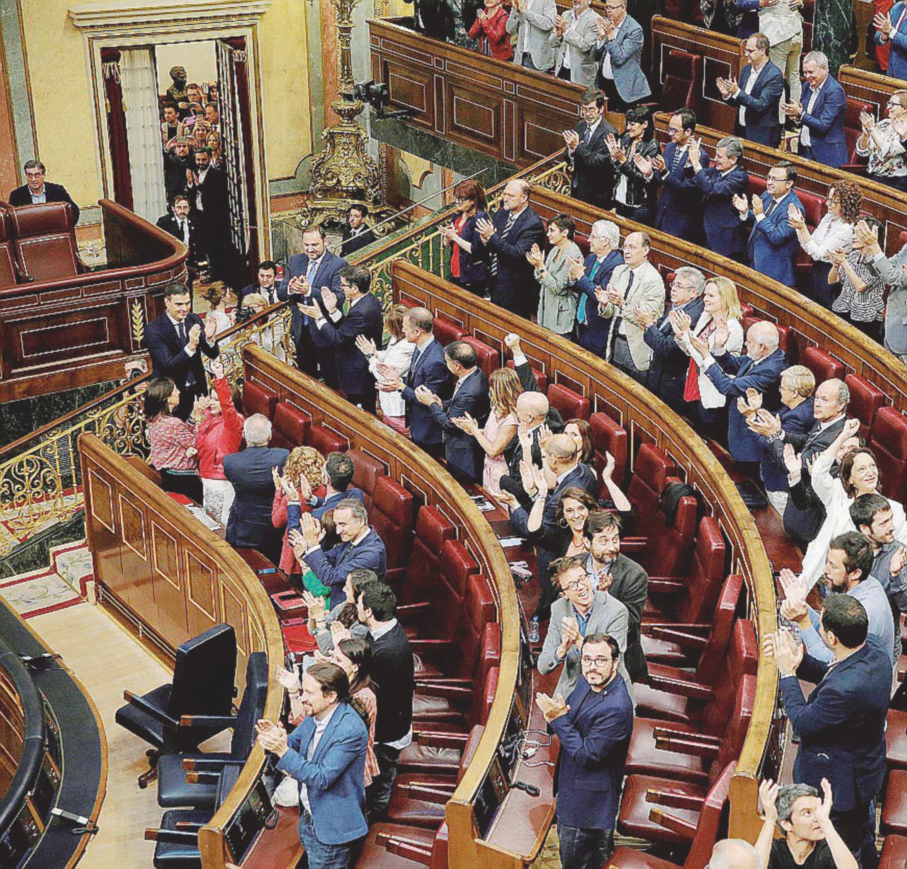 L’aula durante il voto 8 ore al ristorante, poi Rajoy si arrende. Sánchez al potere