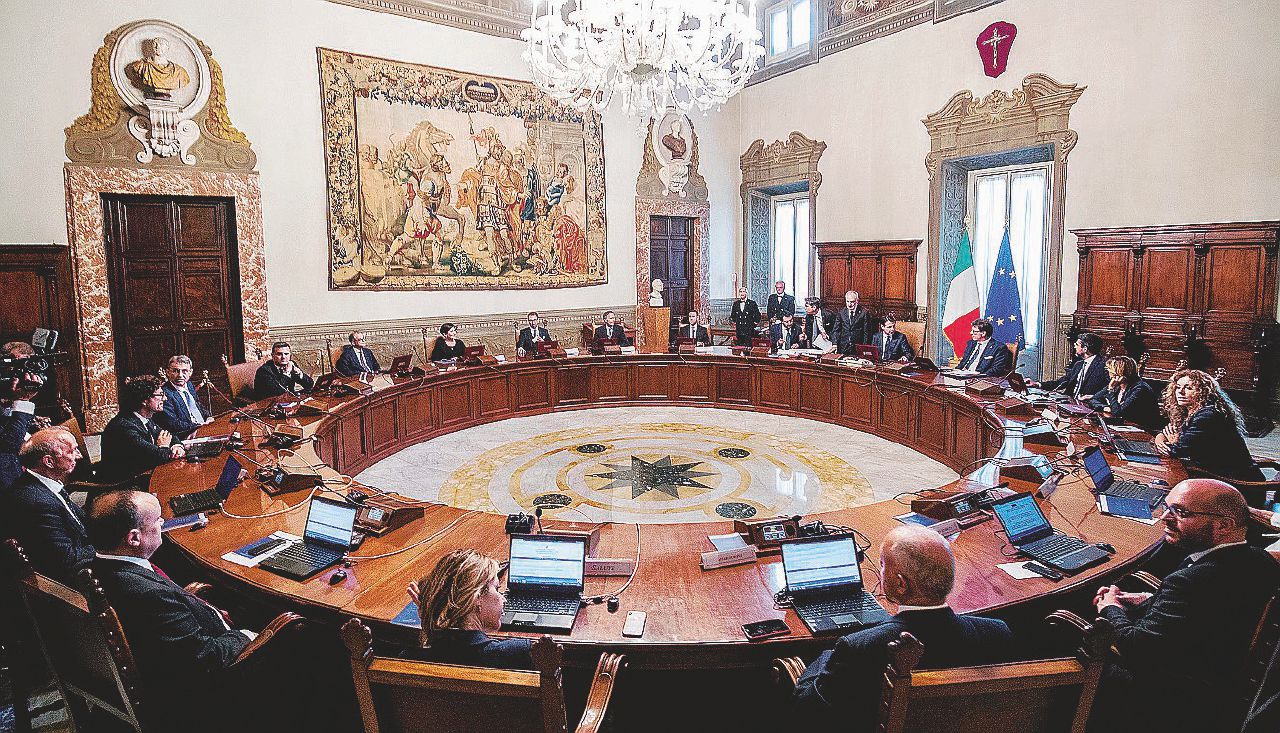 L’esordio - Il governo Conte si è riunito per il primo Cdm ieri pomeriggio a Palazzo Chigi - LaPresse La prima promessa: le accise sulla benzina