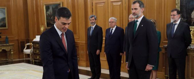 Copertina di Spagna, Pedro Sanchez premier. Dopo il giuramento la formazione del nuovo governo socialista