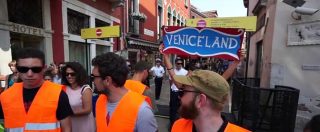 Copertina di Venezia, nuovo blitz anti-tornelli. Attivisti dei centri sociali vestiti da steward: “Non siamo a Disneyland”