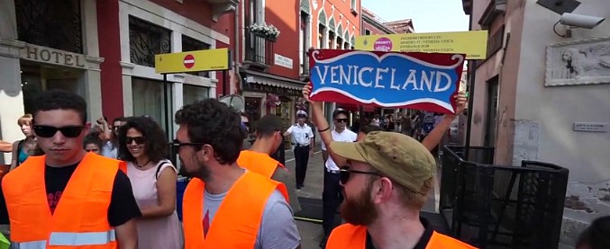Copertina di Venezia, nuovo blitz anti-tornelli. Attivisti dei centri sociali vestiti da steward: “Non siamo a Disneyland”